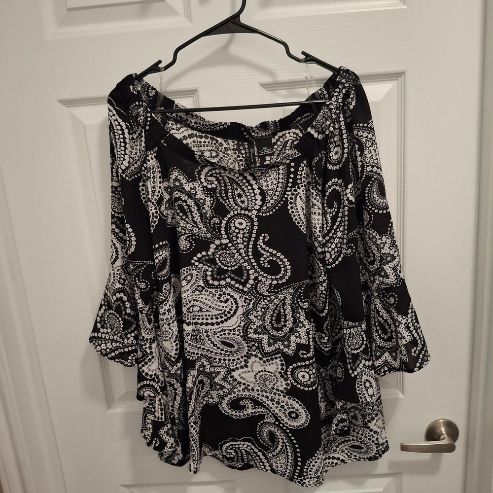 3/$15 New Directions 0X Black White Paisley Off Shoulder Bell Sleeve Top Curvy